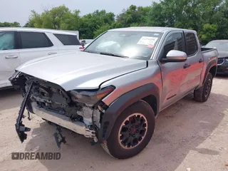 2024 Toyota Tacoma SR5 z VIN 3TMLB5JN9RM003004, wystawiony jako IAAI lot #42276998 z przebiegiem 32 474 mil mil oraz . Historia ofert i sprzedaży dostępna na DreamBid. Obrazek 2.