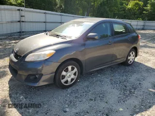 2009 Toyota Matrix S z VIN 2T1LE40E09C009981, wystawiony jako Copart lot #60714545 z przebiegiem 139 828 mil mil oraz Czysty tytuł • Clean title. Historia ofert i sprzedaży dostępna na DreamBid. Obrazek 1.