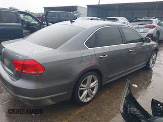 2015 Volkswagen Passat SEL Premium z VIN 1VWCV7A39FC076059, wystawiony jako IAAI lot #42067109 z przebiegiem 161 850 mil mil oraz . Historia ofert i sprzedaży dostępna na DreamBid. Obrazek 4.