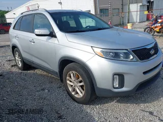 2014 Kia Sorento LX z VIN 5XYKT3A66EG550034, wystawiony jako IAAI lot #42166131 z przebiegiem 226 066 mil mil oraz . Historia ofert i sprzedaży dostępna na DreamBid. Obrazek 1.