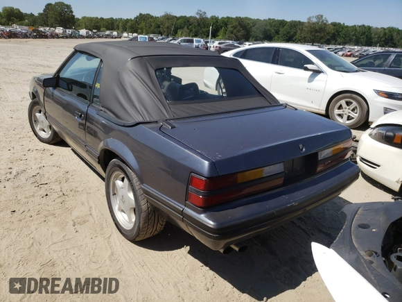 1984 Ford Mustang z VIN 1FABP27W7EF225018, wystawiony jako Copart lot #48488031 z przebiegiem 49 673 mil mil oraz Szkoda całkowita • Salvage title. Historia ofert i sprzedaży dostępna na DreamBid. Obrazek 3.