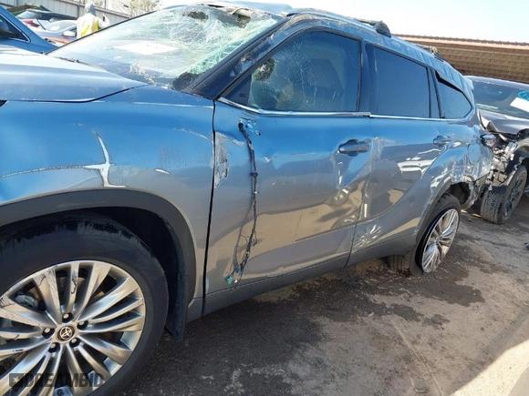 2024 Toyota Highlander LE with VIN 5TDKDRBH4RS574258, listed as a IAAI auction lot 41843324 with 9,936 mi miles. Bid and sale history available at carsss.com. Image 15.