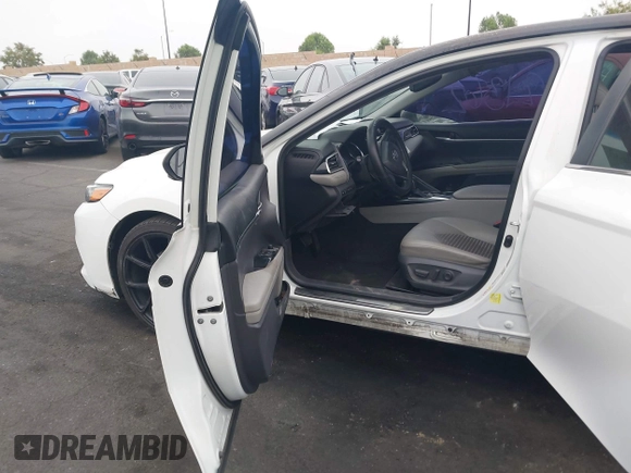 2018 Toyota Camry LE z VIN 4T1B11HK7JU111555, wystawiony jako IAAI lot #42421362 z przebiegiem 102 404 mil mil oraz . Historia ofert i sprzedaży dostępna na DreamBid. Obrazek 5.