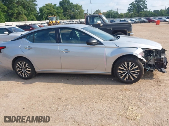 2025 Nissan Altima SV z VIN 1N4BL4DV6SN378171, wystawiony jako IAAI lot #42408449 z przebiegiem 5 405 mil mil oraz . Historia ofert i sprzedaży dostępna na DreamBid. Obrazek 14.