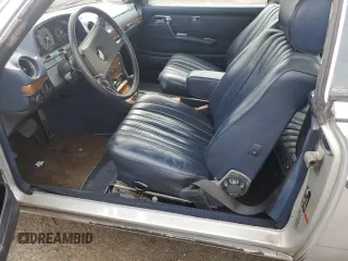 1982 Mercedes-Benz 300 z VIN WDBAB53A2CB000735, wystawiony jako Copart lot #55558185 z przebiegiem 176 245 mil mil oraz Czysty tytuł • Clean title. Historia ofert i sprzedaży dostępna na DreamBid. Obrazek 7.