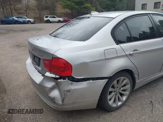 2011 BMW 3 Series 328i xDrive z VIN WBAPK5G53BNN28397, wystawiony jako IAAI lot #42095389 z przebiegiem 112 275 mil mil oraz . Historia ofert i sprzedaży dostępna na DreamBid. Obrazek 6.