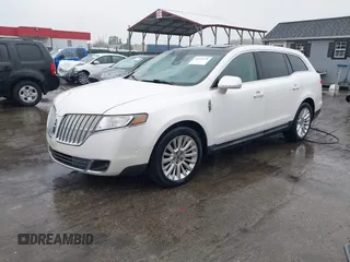 2012 Lincoln MKT EcoBoost z VIN 2LMHJ5AT6CBL50239, wystawiony jako IAAI lot #41923179 z przebiegiem 215 418 mil mil oraz . Historia ofert i sprzedaży dostępna na DreamBid. Obrazek 2.