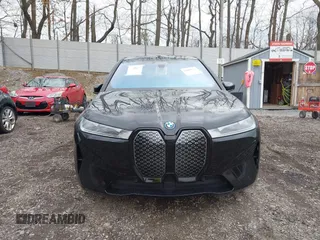 2025 BMW iX xDrive50 z VIN WB523CF00SCT84335, wystawiony jako IAAI lot #42002627 z przebiegiem 3241 mil mil oraz . Historia ofert i sprzedaży dostępna na DreamBid. Obrazek 13.