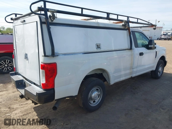 2018 Ford F-250 XL z VIN 1FTBF2A60JEC83073, wystawiony jako IAAI lot #41897105 z przebiegiem 115 228 mil mil oraz . Historia ofert i sprzedaży dostępna na DreamBid. Obrazek 4.