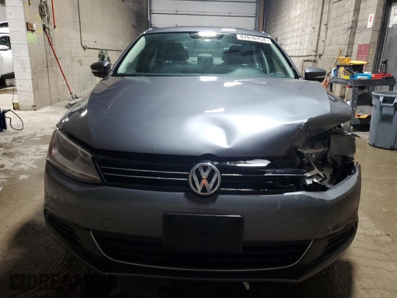 2013 Volkswagen Jetta SE z VIN 3VWDX7AJ7DM450368, wystawiony jako Copart lot #87016754 z przebiegiem 126 156 mil mil oraz Czysty tytuł • Clean title. Historia ofert i sprzedaży dostępna na DreamBid. Obrazek 5.