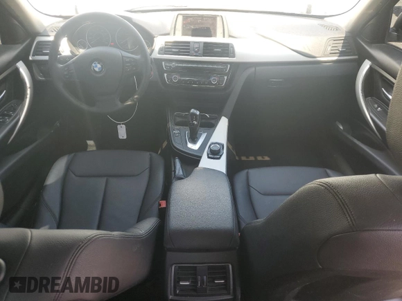 2017 BMW 3 Series 320i z VIN WBA8E1G53HNU13943, wystawiony jako Copart lot #55329055 z przebiegiem 169 493 mil mil oraz Tytuł czysty. Historia ofert i sprzedaży dostępna na DreamBid. Obrazek 8.
