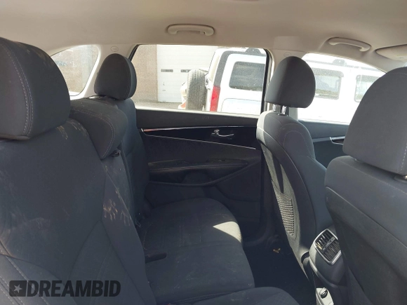 2020 Kia Sorento S z VIN 5XYPG4A57LG667674, wystawiony jako IAAI lot #41956371 z przebiegiem 103 976 mil mil oraz . Historia ofert i sprzedaży dostępna na DreamBid. Obrazek 8.