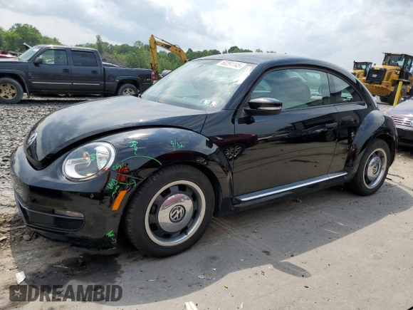 2015 Volkswagen Beetle Fleet Edition z VIN 3VWF17AT8FM656779, wystawiony jako Copart lot #60291145 z przebiegiem 42 850 mil mil oraz Szkoda całkowita • Salvage title. Historia ofert i sprzedaży dostępna na DreamBid. Obrazek 1.