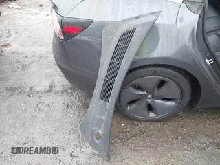2020 Tesla Model 3 Long Range z VIN 5YJ3E1EBXLF770064, wystawiony jako IAAI lot #41424909 z przebiegiem 96 972 mil mil oraz . Historia ofert i sprzedaży dostępna na DreamBid. Obrazek 12.