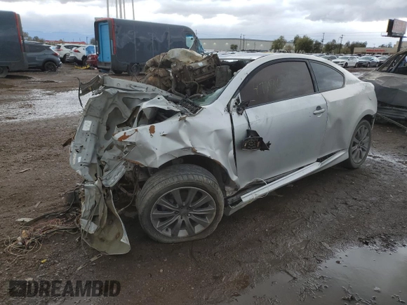 2006 Scion tC z VIN JTKDE167760067676, wystawiony jako Copart lot #59918215 z przebiegiem Nie podano mil oraz Szkoda całkowita • Salvage title. Historia ofert i sprzedaży dostępna na DreamBid. Obrazek 1.
