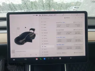 2018 Tesla Model 3 Long Range Battery z VIN 5YJ3E1EB7JF070600, wystawiony jako IAAI lot #42324240 z przebiegiem 68 804 mil mil oraz . Historia ofert i sprzedaży dostępna na DreamBid. Obrazek 7.