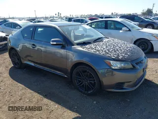 2011 Scion tC z VIN JTKJF5C76B3004704, wystawiony jako IAAI lot #41637718 z przebiegiem 135 112 mil mil oraz . Historia ofert i sprzedaży dostępna na DreamBid. Obrazek 1.