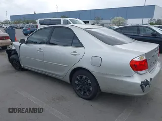 2005 Toyota Camry STD z VIN 4T1BE32K95U610596, wystawiony jako IAAI lot #41908876 z przebiegiem 249 640 mil mil oraz . Historia ofert i sprzedaży dostępna na DreamBid. Obrazek 3.