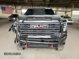 2025 GMC Sierra 2500HD AT4 z VIN 1GT4UPEY9SF116939, wystawiony jako Copart lot #55508755 z przebiegiem 13 602 mil mil oraz Szkoda całkowita • Salvage title. Historia ofert i sprzedaży dostępna na DreamBid. Obrazek 5.