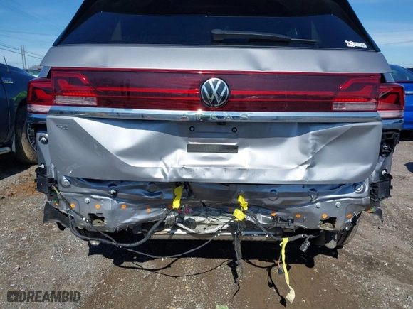 2024 Volkswagen Atlas 2.0T SE w/Technology with VIN 1V2JR2CA9RC594155, listed as a IAAI auction lot 41558255 with 8,813 mi miles. Bid and sale history available at carsss.com. Image 6.