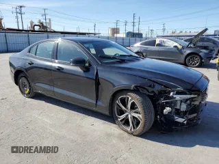 2024 Volvo S60 Plus Dark Theme z VIN 7JRL12TL3RG299436, wystawiony jako Copart lot #49722185 z przebiegiem 15 404 mil mil oraz Szkoda całkowita • Salvage title. Historia ofert i sprzedaży dostępna na DreamBid. Obrazek 4.
