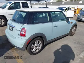 2011 MINI Hardtop z VIN WMWSU3C57BT251053, wystawiony jako IAAI lot #41774654 z przebiegiem 128 835 mil mil oraz . Historia ofert i sprzedaży dostępna na DreamBid. Obrazek 4.
