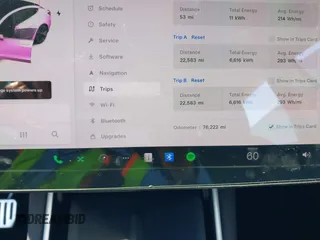 2019 Tesla Model 3 Mid Range z VIN 5YJ3E1EA5KF306816, wystawiony jako IAAI lot #41710916 z przebiegiem 76 222 mil mil oraz . Historia ofert i sprzedaży dostępna na DreamBid. Obrazek 7.