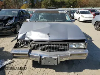 1990 Cadillac DeVille z VIN 1G6CD1339L4358825, wystawiony jako Copart lot #76901884 z przebiegiem 169 956 mil mil oraz Szkoda całkowita • Salvage title. Historia ofert i sprzedaży dostępna na DreamBid. Obrazek 5.