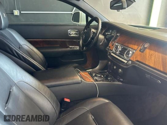 2015 Rolls-Royce Wraith z VIN SCA665C52FUX85482, wystawiony jako Copart lot #77887554 z przebiegiem 99 781 mil mil oraz Szkody całkowita. Historia ofert i sprzedaży dostępna na DreamBid. Obrazek 5.