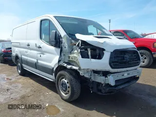 2017 Ford Transit z VIN 1FTYE1ZM5HKA81142, wystawiony jako IAAI lot #41790690 z przebiegiem 139 466 mil mil oraz . Historia ofert i sprzedaży dostępna na DreamBid. Obrazek 1.