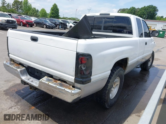 1999 Dodge 1500 z VIN 3B7HC13Z3XM535941, wystawiony jako IAAI lot #42174202 z przebiegiem 169 349 mil mil oraz . Historia ofert i sprzedaży dostępna na DreamBid. Obrazek 4.
