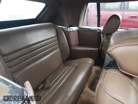1988 Chrysler LeBaron z VIN 1C3XJ45K9JG438476, wystawiony jako Copart lot #55567334 z przebiegiem 213 424 mil mil oraz Szkoda całkowita • Salvage title. Historia ofert i sprzedaży dostępna na DreamBid. Obrazek 10.