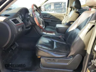 2010 Cadillac Escalade ESV Luxury z VIN 1GYUKHEF5AR156159, wystawiony jako Copart lot #41817085 z przebiegiem 308 631 mil mil oraz Nie do naprawy. Historia ofert i sprzedaży dostępna na DreamBid. Obrazek 7.