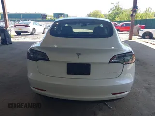 2022 Tesla Model 3 Long Range z VIN 5YJ3E1EB1NF192570, wystawiony jako IAAI lot #42230750 z przebiegiem 63 462 mil mil oraz . Historia ofert i sprzedaży dostępna na DreamBid. Obrazek 16.