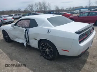 2016 Dodge Challenger R/T Scat Pack z VIN 2C3CDZFJ2GH263624, wystawiony jako IAAI lot #41998240 z przebiegiem 51 784 mil mil oraz . Historia ofert i sprzedaży dostępna na DreamBid. Obrazek 3.