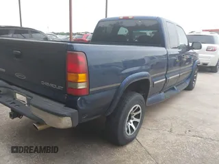 2000 Chevrolet Silverado 2500 LS z VIN 1GCFC29U5YE259603, wystawiony jako IAAI lot #42426550 z przebiegiem 229 438 mil mil oraz . Historia ofert i sprzedaży dostępna na DreamBid. Obrazek 4.