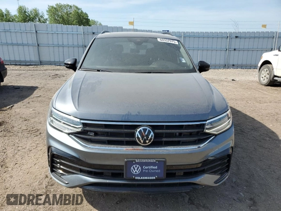 2024 Volkswagen Tiguan SE R-Line Black z VIN 3VV8B7AX6RM105221, wystawiony jako Copart lot #60552975 z przebiegiem 14 953 mil mil oraz Szkoda całkowita • Salvage title. Historia ofert i sprzedaży dostępna na DreamBid. Obrazek 5.