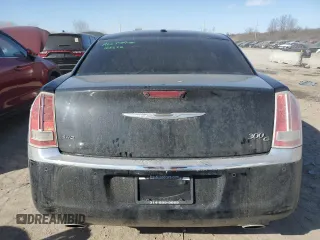 2013 Chrysler 300 C z VIN 2C3CCAKT4DH600916, wystawiony jako Copart lot #42281255 z przebiegiem 173 998 mil mil oraz Szkoda całkowita • Salvage title. Historia ofert i sprzedaży dostępna na DreamBid. Obrazek 6.