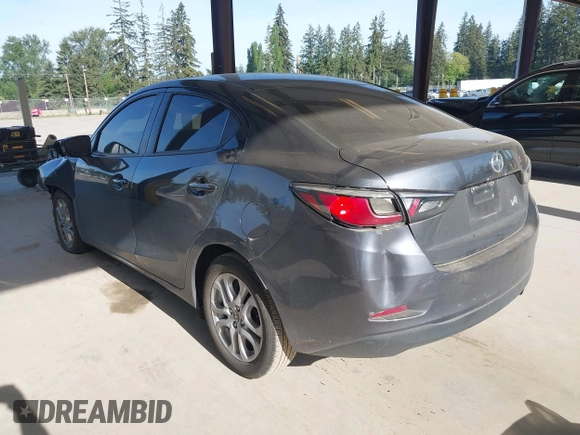 2016 Scion iA z VIN 3MYDLBZV4GY103085, wystawiony jako IAAI lot #42224286 z przebiegiem 90 786 mil mil oraz . Historia ofert i sprzedaży dostępna na DreamBid. Obrazek 3.