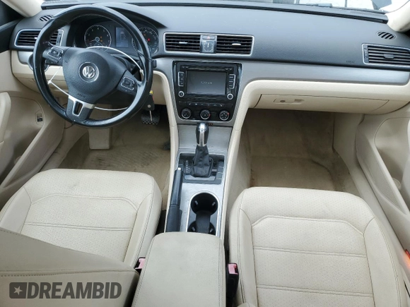 2014 Volkswagen Passat SE z VIN 1VWBT7A38EC049323, wystawiony jako Copart lot #57847025 z przebiegiem 86 241 mil mil oraz Tytuł czysty. Historia ofert i sprzedaży dostępna na DreamBid. Obrazek 8.