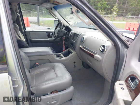 2006 Ford Expedition Limited with VIN 1FMFU19556LA74049, listed as a IAAI auction lot 41932565 with 297,516 mi miles. Bid and sale history available at carsss.com. Image 5.