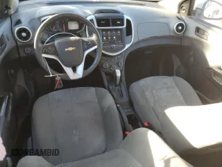 2020 Chevrolet Sonic LT z VIN 1G1JG6SB7L4130073, wystawiony jako Copart lot #85119684 z przebiegiem 55 738 mil mil oraz Szkoda całkowita • Salvage title. Historia ofert i sprzedaży dostępna na DreamBid. Obrazek 8.
