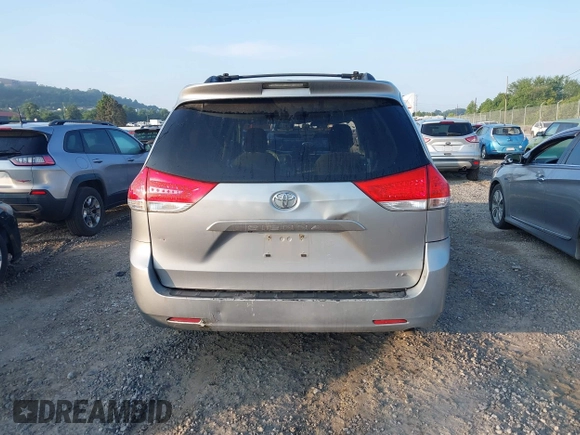 2014 Toyota Sienna LE AAS z VIN 5TDKK3DC8ES433739, wystawiony jako IAAI lot #42680907 z przebiegiem 188 589 mil mil oraz . Historia ofert i sprzedaży dostępna na DreamBid. Obrazek 16.