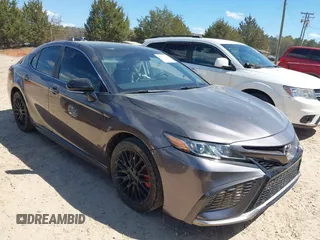 2023 Toyota Camry SE z VIN 4T1G11AK5PU796003, wystawiony jako IAAI lot #41892322 z przebiegiem 26 354 mil mil oraz . Historia ofert i sprzedaży dostępna na DreamBid. Obrazek 1.