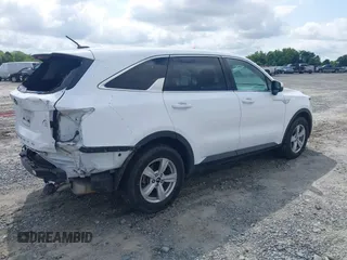 2021 Kia Sorento LX z VIN 5XYRG4LC6MG022343, wystawiony jako IAAI lot #42139411 z przebiegiem 67 266 mil mil oraz . Historia ofert i sprzedaży dostępna na DreamBid. Obrazek 4.