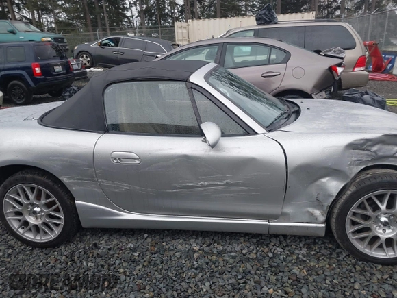 2002 Mazda MX-5 Miata Cloth z VIN JM1NB353620221304, wystawiony jako IAAI lot #41178747 z przebiegiem 98 958 mil mil oraz . Historia ofert i sprzedaży dostępna na DreamBid. Obrazek 13.