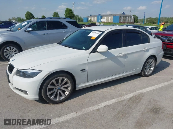 2011 BMW 3 Series 328i xDrive z VIN WBAPK5C52BA661858, wystawiony jako IAAI lot #42074865 z przebiegiem 92 412 mil mil oraz . Historia ofert i sprzedaży dostępna na DreamBid. Obrazek 2.