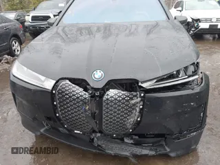 2024 BMW iX xDrive50 z VIN WB523CF04RCR31259, wystawiony jako IAAI lot #41559235 z przebiegiem Nie podano mil oraz . Historia ofert i sprzedaży dostępna na DreamBid. Obrazek 10.