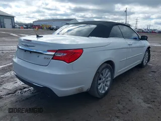 2013 Chrysler 200 Touring z VIN 1C3BCBEGXDN766008, wystawiony jako IAAI lot #41732853 z przebiegiem 139 724 mil mil oraz . Historia ofert i sprzedaży dostępna na DreamBid. Obrazek 4.