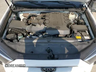 2022 Toyota 4Runner SR5 z VIN JTEMU5JR3N6023532, wystawiony jako Copart lot #63680825 z przebiegiem 83 672 mil mil oraz Szkoda całkowita • Salvage title. Historia ofert i sprzedaży dostępna na DreamBid. Obrazek 12.
